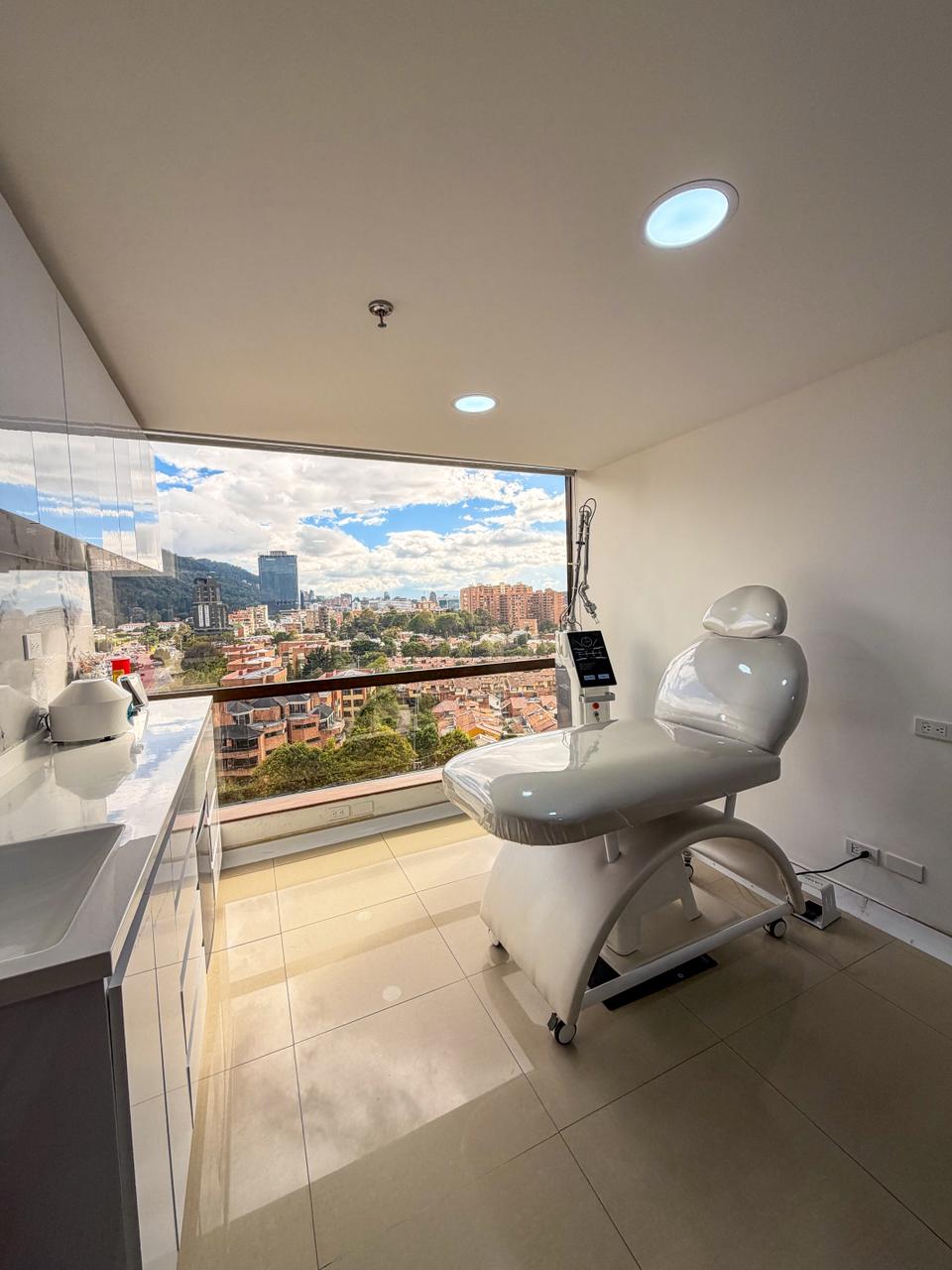 Sala de láser CO2 con vista a Bogotá