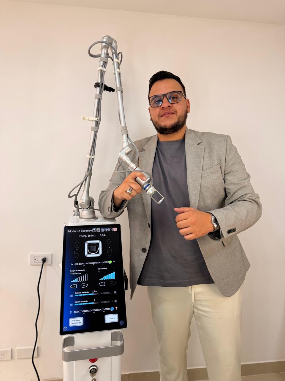 Dr. Yovanny Martinez — Médico Cirujano Especializado en Medicina Estética